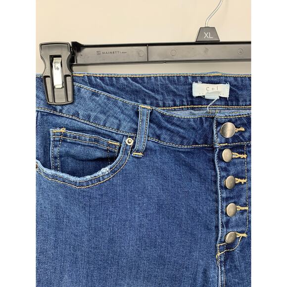 5/$16 C+J Womens Medium Blue Wash Distressed Button Fly Jeans Raw Hem Size 31 - Picture 2 of 5